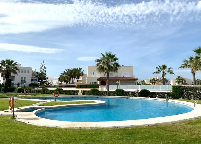 Apartamento Con Vistas Al Mar En Urbanizacion En Primera Linea De Playa